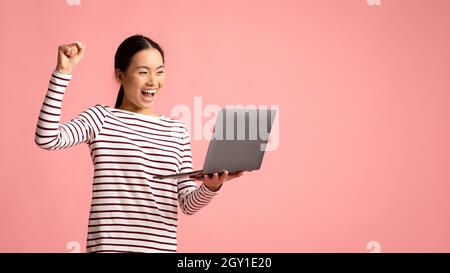 Aufgeregt Glücklich Asiatische Frau Feiert Erfolg Mit Laptop, Raising Geballte Faust Stockfoto