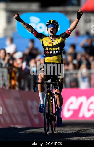 Turin, Italien. 06. Oktober 2021. Primoz Roglic feiert beim 102. Mailand-Turin ein 190 km semi-klassisches eintägiges Radrennen von Magenta (Mailand) nach Turin. Kredit: Nicolò Campo/Alamy Live Nachrichten Stockfoto