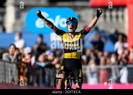 Turin, Italien. 06. Oktober 2021. Primoz Roglic feiert beim 102. Mailand-Turin ein 190 km semi-klassisches eintägiges Radrennen von Magenta (Mailand) nach Turin. Kredit: Nicolò Campo/Alamy Live Nachrichten Stockfoto