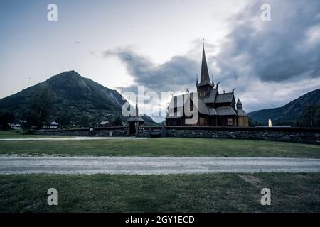 Malerische Ansicht der Stabkirche Lom (Lom Stavkyrkje) in Norwegen Stockfoto