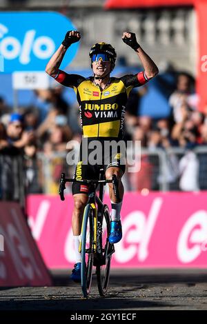 Turin, Italien. 06. Oktober 2021. Primoz Roglic feiert beim 102. Mailand-Turin ein 190 km semi-klassisches eintägiges Radrennen von Magenta (Mailand) nach Turin. Kredit: Nicolò Campo/Alamy Live Nachrichten Stockfoto