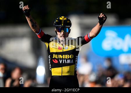 Turin, Italien. 06. Oktober 2021. Primoz Roglic feiert beim 102. Mailand-Turin ein 190 km semi-klassisches eintägiges Radrennen von Magenta (Mailand) nach Turin. Kredit: Nicolò Campo/Alamy Live Nachrichten Stockfoto