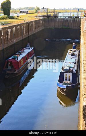 Zwei Narrowboote, die durch Cromwell Lock auf dem River Trent bei Newark in Nottinghamshire, England, Großbritannien, fahren Stockfoto