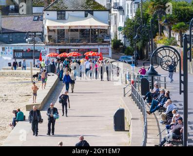 Lyme Regis, Dorset, Großbritannien. Oktober 2021. Wetter in Großbritannien: Besucher und Einheimische genießen einen Tag Herbstsonne im malerischen Badeort Lyme Regis. Kredit: Celia McMahon/Alamy Live Nachrichten Stockfoto