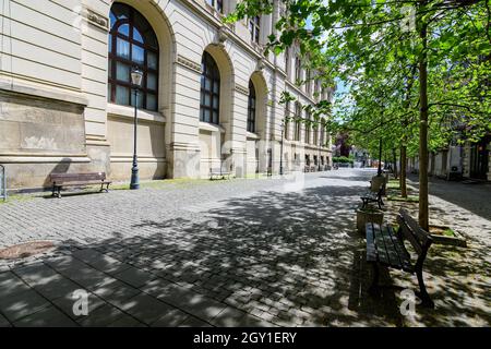 Bukarest, Rumänien - 6. Mai 2021: Alte Gebäude mit Bars und Restaurants in der French Street (Strada Franceza) im historischen Zentrum (Centrul Vechi) Stockfoto