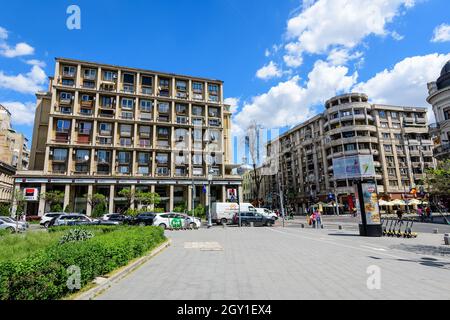 Bukarest, Rumänien - 6. Mai 2021: BRD Societe Generale Bank Niederlassungseingang in einem alten Gebäude auf der Calea Victoriei (Victoriei Avenue) in einem sonnigen sp Stockfoto