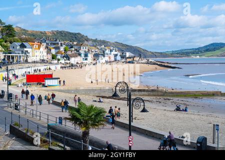 Lyme Regis, Dorset, Großbritannien. Oktober 2021. Wetter in Großbritannien: Besucher und Einheimische genießen einen Tag Herbstsonne im malerischen Badeort Lyme Regis. Kredit: Celia McMahon/Alamy Live Nachrichten Stockfoto