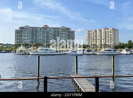 Myrtle Beach, SC / USA - 5. September 2021: Blick auf den Intracoastal Waterway mit Barefoot Landing Flussbootfahrten und Gebäuden Stockfoto