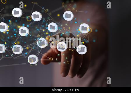 Nahaufnahme eines fingerberührenden UI des Cloud Computing Technology Internet Storage Network Concept Stockfoto