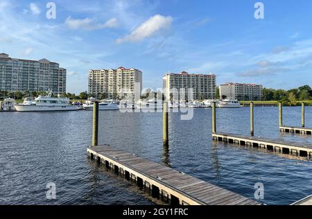 Myrtle Beach, SC / USA - 5. September 2021: Blick auf den Intracoastal Waterway mit Barefoot Landing Flussbootfahrten und Gebäuden Stockfoto