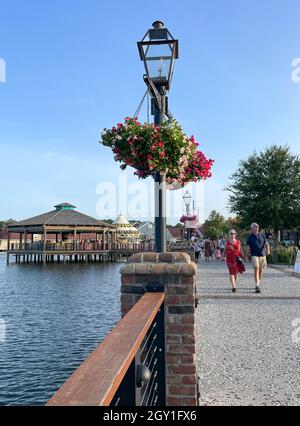 Myrtle Beach, SC / USA - 1. September 2021: Blick von der Straße auf Barefoot Landing mit hängendem Blumentopf und Besucherspaziergängen Stockfoto