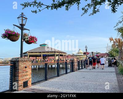 Myrtle Beach, SC / USA - 1. September 2021: Blick von der Straße auf Barefoot Landing mit hängendem Blumentopf und Besucherspaziergängen Stockfoto