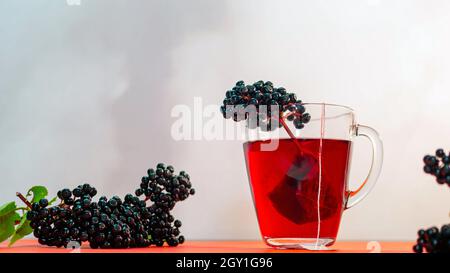 Heilender Tee aus schwarzen Holunderbeeren, Homöopathie, roter Hibiskus-Tee Copy space. Stockfoto