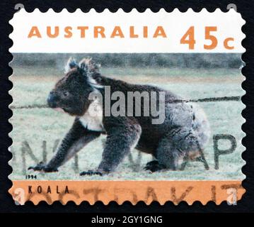 AUSTRALIEN - UM 1994: Eine in Australien gedruckte Marke zeigt Koala, Phascolarctos cinereus, Arboreal herbivorous Beuteltier, um 1994 Stockfoto