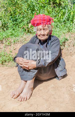 KALAW, MYANMAR - 25. NOVEMBER 2016: Alte Dorfdame in der Gegend zwischen Kalaw und Inle, Myanmar Stockfoto