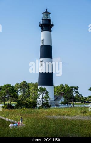 Nags Head, NC, USA - 9. August 2021. Vertikales Landschaftsfoto des Bodie Island Lighthouse an einem Sommermorgen. Stockfoto