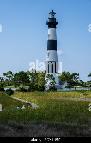 Nags Head, NC, USA - 9. August 2021. Vertikales Landschaftsfoto des Bodie Island Lighthouse an einem Sommermorgen. Stockfoto