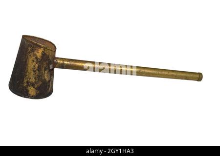 Alter Mokka-Topf aus Messing isoliert auf Weiß Stockfoto