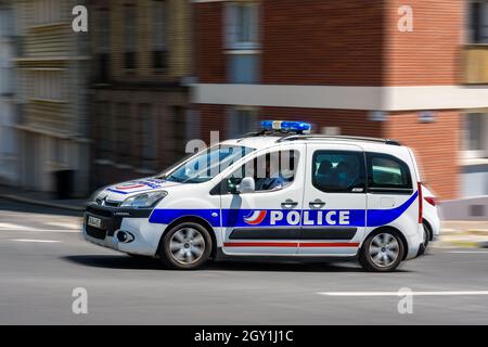 Ein Polizeiauto der französischen „Police Nationale“ mit Siebdruck raste auf der Straße, während die Notbeleuchtung auf dem Dach eingeschaltet war. Stockfoto