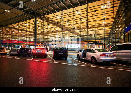 Schönefeld, Deutschland - 27. August 2021: Nachtaufnahme des Empfangsgebäudes am Flughafen BER Berlin-Brandenburg mit der Parkzone „Kiss and Fly“ Stockfoto