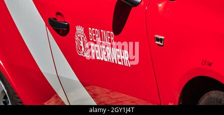 Berlin; Deutschland - 26. Juni; 2021: Blick auf das Logo der Berliner Feuerwehr an der Tür eines Feuerwehrmotors. Stockfoto