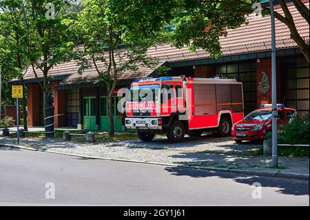 Berlin; Deutschland - 26. Juni; 2021: Blick auf Feuerwehrfahrzeuge vor einer Feuerwehrwache der Berliner Freiwilligen Feuerwehr. Stockfoto