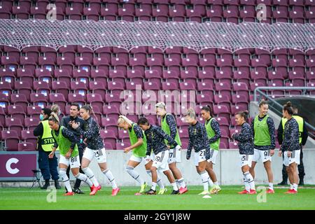 Genf, Schweiz. Oktober 2021. Die Juventus-Spieler beim Aufwärmen vor der UEFA Womens Champions League Group führen im Stade de Geneve in Genf das 1. Fußballspiel zwischen Servette FCCF und Juventus durch. Kredit: SPP Sport Pressefoto. /Alamy Live News Stockfoto