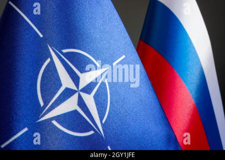 KIEW, UKRAINE - 06. Oktober 2021. Flaggen der NATO und der Russischen Föderation. Verhandlung und Konflikt. Stockfoto
