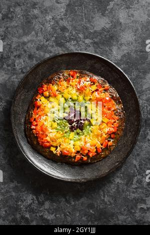 Rainbow Veggie Paprika Pizza Kruste auf Stein Hintergrund mit freien Text Raum. Draufsicht, flach liegend Stockfoto