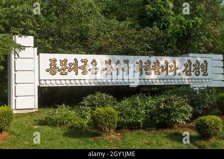 Provinz Nord-Pyongan, Nordkorea - 28. Juli 2014: Ryongmun Caves. Ein Propagandabanner am Eingang der Höhle. Stockfoto