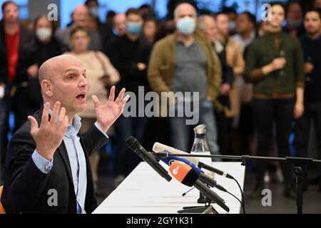 06. Oktober 2021, Nordrhein-Westfalen, Mülheim an der Ruhr: Benjamin List, 2021 Nobelpreisträger für Chemie und Direktor am MPI für Kohlenforschung, spricht auf einer Pressekonferenz am Max-Planck-Institut (MPI) für Kohlenforschung. Der Nobelpreis für Chemie 2021 geht an die deutsche Benjamin List und den US-Forscher MacMillan für Methoden zur Beschleunigung chemischer Reaktionen. Foto: Federico Gambarini/dpa Stockfoto