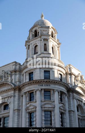 Tower of the Owo in Whitehall in London, England. Das Old war Office Building wurde vom Luxushotel Raffles zu luxuriösen Apartments ausgebaut. Stockfoto