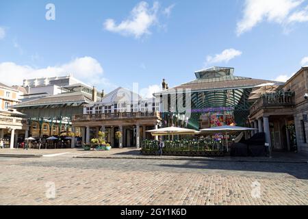 Covent Garden in London, England. Der ehemalige Obst- und Gemüsemarkt ist eine beliebte Touristenattraktion im Zentrum Londons. Stockfoto