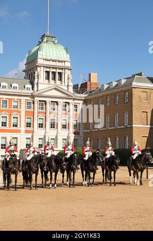 Household Cavalry in London, England. Die berittenen Soldaten nehmen an der Wachwechsel-Parade der Pferdewächter Teil. Stockfoto