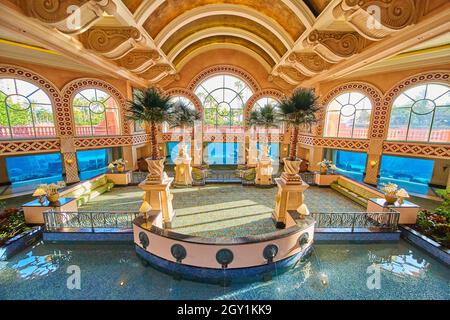 Große, offene Innenarchitektur mit Springbrunnen und Aquarien Stockfoto