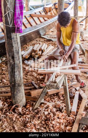 INLE, MYANMAR - 28. NOVEMBER 2016: Bootsbau am Inle See, Myanmar Stockfoto