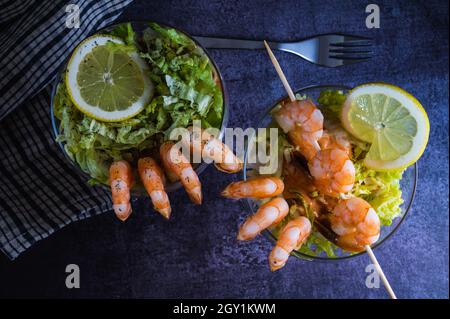 Meeresfrüchte Garnelen-Cocktail-Vorspeise, serviert in einem tropischen Touristenrestaurant in einem Glas mit Garnelen-Dekoration mit maionesischer Sauce, Zitrone, Salat und Alk Stockfoto