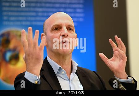 06. Oktober 2021, Nordrhein-Westfalen, Mülheim an der Ruhr: Benjamin List, 2021 Nobelpreisträger für Chemie und Direktor am MPI für Kohlenforschung, spricht auf einer Pressekonferenz am Max-Planck-Institut (MPI) für Kohlenforschung. Der Nobelpreis für Chemie 2021 geht an die deutsche Benjamin List und den US-Forscher MacMillan für Methoden zur Beschleunigung chemischer Reaktionen. Foto: Federico Gambarini/dpa Stockfoto