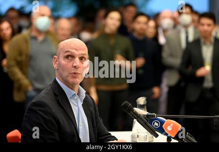 06. Oktober 2021, Nordrhein-Westfalen, Mülheim an der Ruhr: Benjamin List, 2021 Nobelpreisträger für Chemie und Direktor am MPI für Kohlenforschung, spricht auf einer Pressekonferenz am Max-Planck-Institut (MPI) für Kohlenforschung. Der Nobelpreis für Chemie 2021 geht an die deutsche Benjamin List und den US-Forscher MacMillan für Methoden zur Beschleunigung chemischer Reaktionen. Foto: Federico Gambarini/dpa Stockfoto