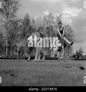 Mütter bei der Gymnastik an der frischen Luft im Mütterheim Dresden in Schloß Dittersbach, Deutschland 1930er Jahre. Mütter Gymnastik am Rest Zentrum für Mütter in Dittersbach Castle in der Nähe von Dresden, Deutschland 1930. Stockfoto