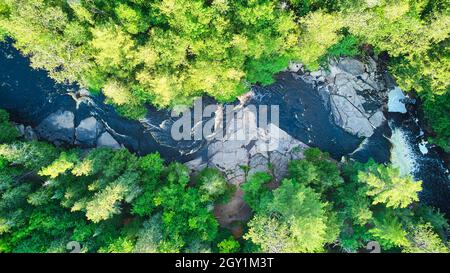 Luftaufnahme mit direktem Blick über den majestätischen Fluss mit Kaskaden und üppig grünen Wäldern Stockfoto