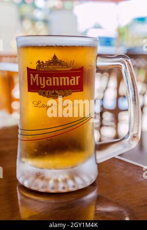 PYIN OO LWIN, MYANMAR - 29. NOVEMBER 2016: Kaltes Glas Myanmar-Bier in einem Restaurant in Pyin Oo Lwin, Myanmar Stockfoto