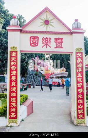 PYIN OO LWIN, MYANMAR - 29. NOVEMBER 2016: Tor im chinesischen Tempel Chan Tak in Pyin Oo Lwin, Myanmar Stockfoto