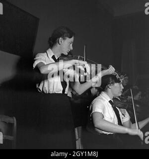 BdM-Mädchen spielen Musik in einem Orchester, Deutschland 1930er Jahre. BdM-Mädchen Musizieren in einem Orchester, Deutschland 1930. Stockfoto