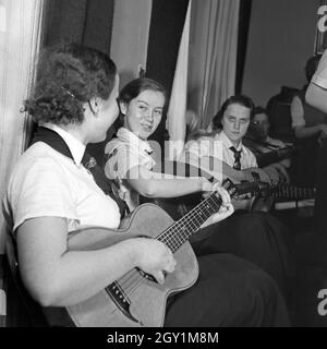 BdM-Mädchen spielen Musik in einem Orchester, Deutschland 1930er Jahre. BdM-Mädchen Musizieren in einem Orchester, Deutschland 1930. Stockfoto