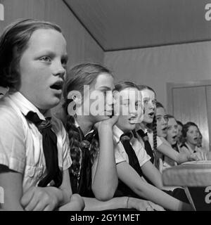 BdM-Mädchen singen Fahrtenlieder in Berlin Pankow, Deutschland 1930er Jahre. BdM-Mädchen singen einige folklore songs in Berlin Pankow, Deutschland 1930. Stockfoto