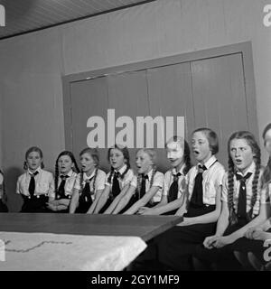 BdM-Mädchen singen Fahrtenlieder in Berlin Pankow, Deutschland 1930er Jahre. BdM-Mädchen singen einige folklore songs in Berlin Pankow, Deutschland 1930. Stockfoto