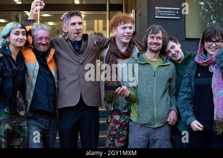 Highbury Corner Magistrate, London, England, Großbritannien 6. Oktober 2021. Euston-Tunnel HS2-Demonstranten gehen frei vom Gericht, nachdem der Fall eingestellt wurde. Daniel Hooper, Dr. Larch Maxey, Isla Sandford, Lachlan Sandford, Juliet Stevenson-Clarke und Scott Breen wurden wegen erschwerenden Übertretungen von Bezirksrichter Susan Williams mit der Begründung, dass HS2 zum Zeitpunkt des Protestes nicht auf dem Gelände arbeitete und keine Arbeit begonnen hatte, verurteilt. Kredit: Denise Laura Baker/Alamy Live Nachrichten Stockfoto