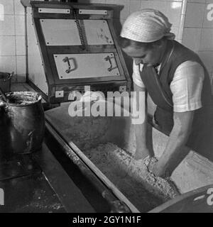 Eine Frau beim Teigkneten beim weiblichen Arbeitsdienst in Molkenberg bei Fürstenwalde, Deutschland 1930er Jahre. Eine Frau mischen den Teig an der weiblichen Belegschaft Gruppe von Molkenberg, Deutschland 1930. Stockfoto