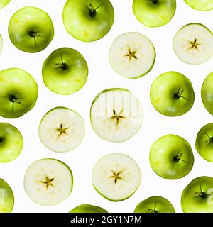 Nahtloses Muster aus grünen Äpfeln und Apfelhälften auf weißem Hintergrund. Fotocollage. Stockfoto